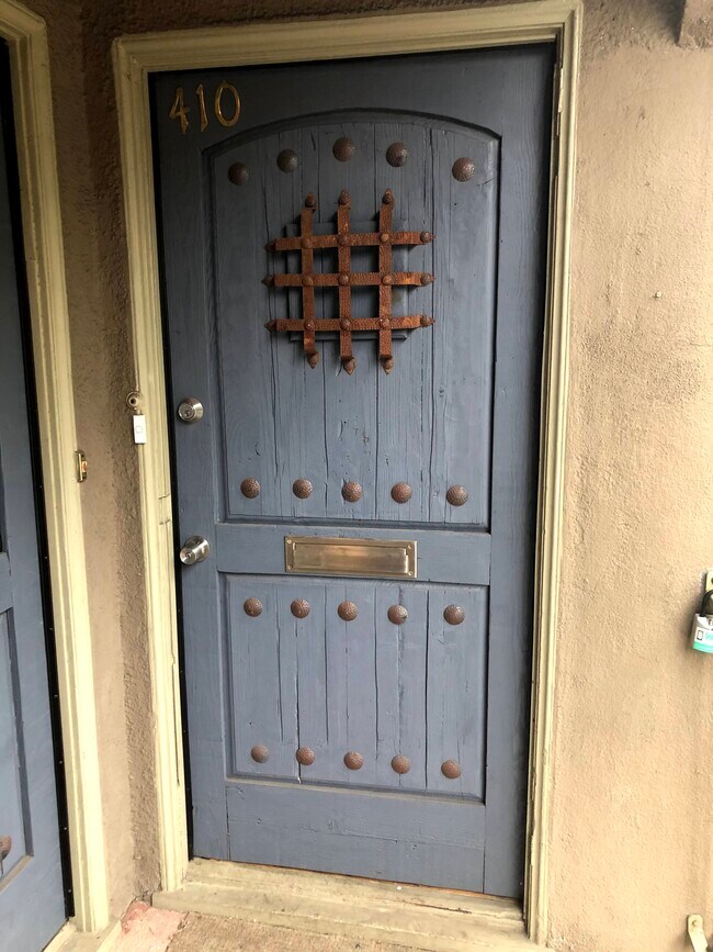 PUERTA DE LA UNIDAD - 410 N Orange Grove Ave