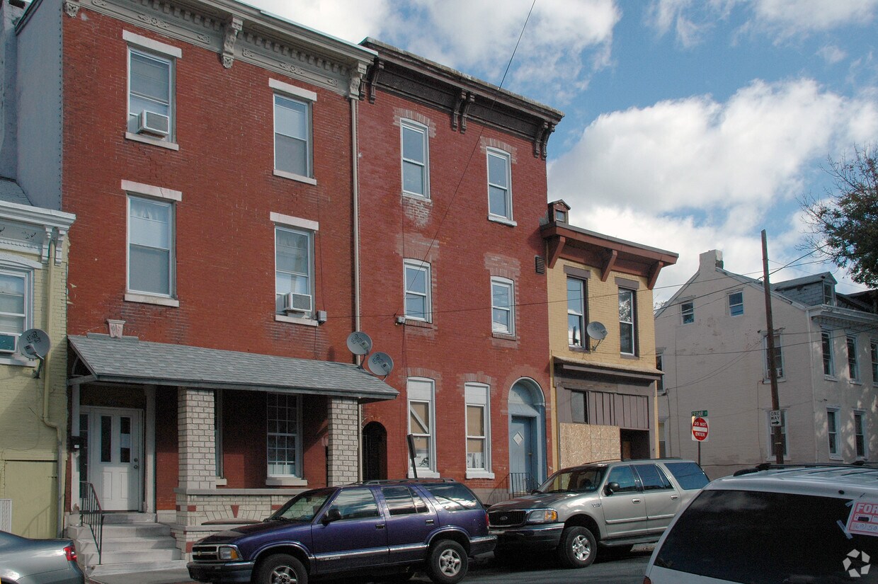 Building Photo - 819 Elm St