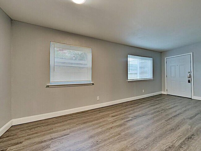 Building Photo - 4832 Locke Ave