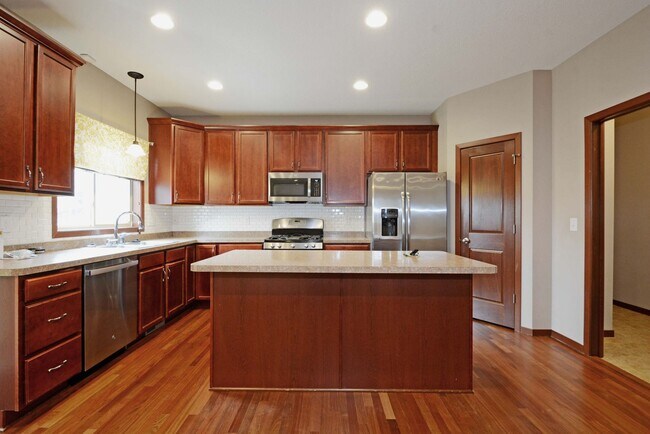 Foto del edificio - Spacious 4-Bed 4-Bath Home in Shakopee - Available Now!