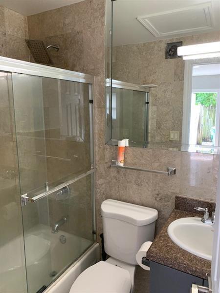 Foto del edificio - 728 NE 13th Ct