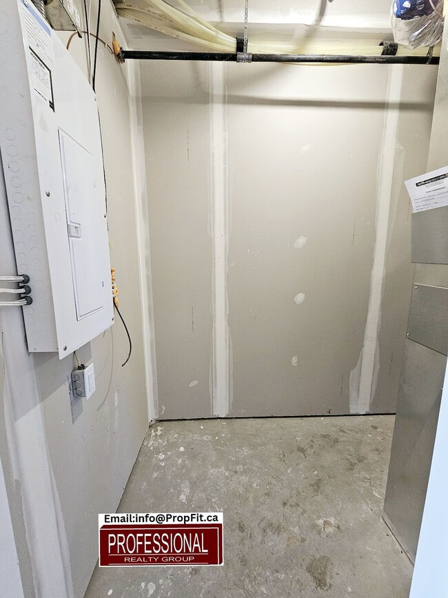 Building Photo - 15914-15996 96 Ave NW