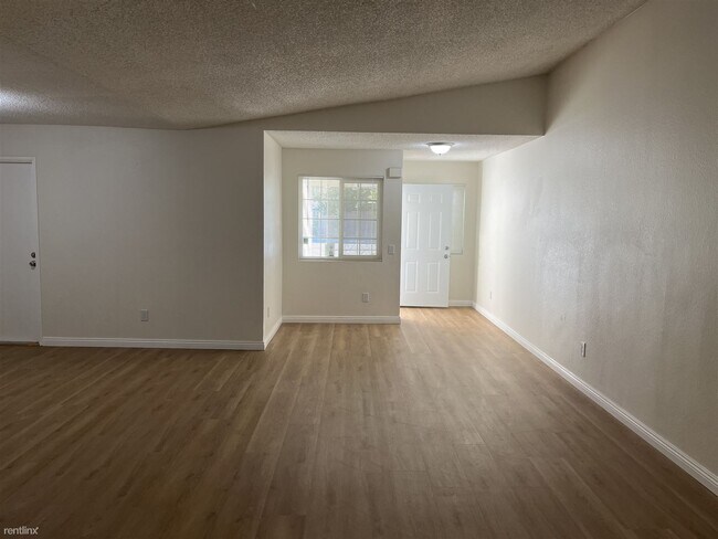 Foto del edificio - 3 br, 2 bath 4plex - 586 South Mistletoe A...