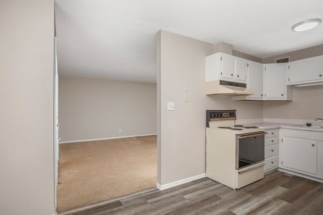 Building Photo - Renovated Condo In Winston-Salem - Call Le...