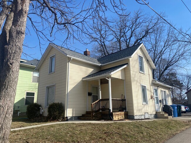 Building Photo - 214 Custer Ave