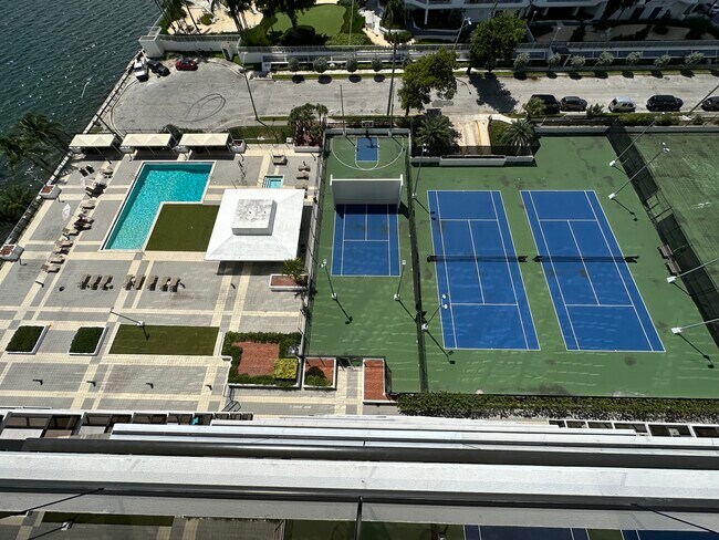 Foto del edificio - 600 NE 36th St