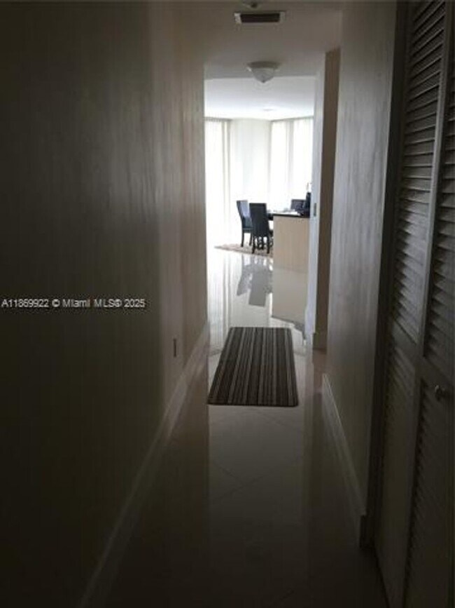 Foto del edificio - 79 SW 12th St unit 1406-S (A11869922)