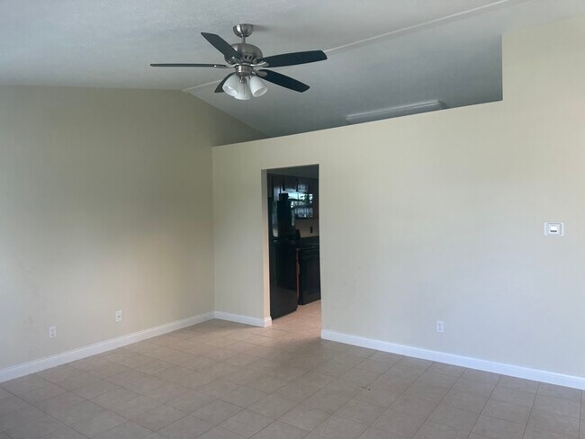 Sala de estar - 461 Virginia Ct