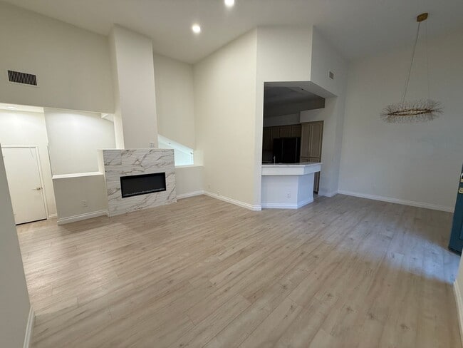 Foto del edificio - Fully Remodeled 2bed/2bath Townhouse.