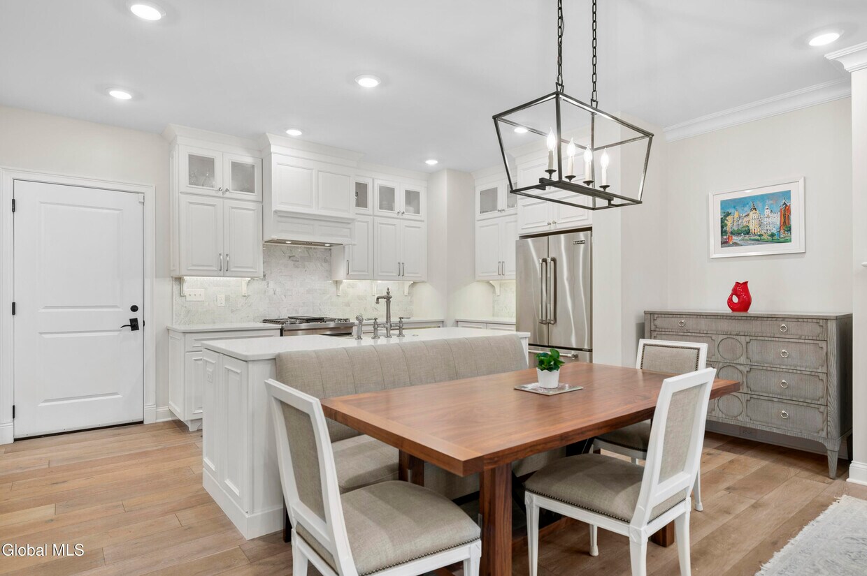 Primary Photo - 37 White St