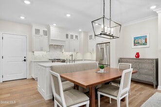 Building Photo - 37 White St