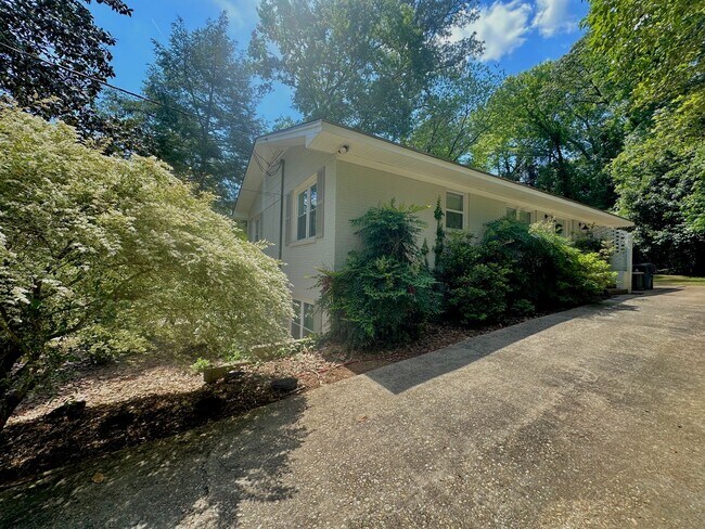 Foto del edificio - AVAILABLE NOW- SUBLEASE Short distance to Downtown Auburn--One of Kind Home on Sherwood Dr in Auburn