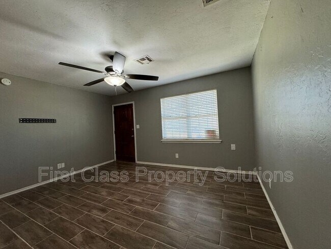 Foto del edificio - 704 N Gale Ave