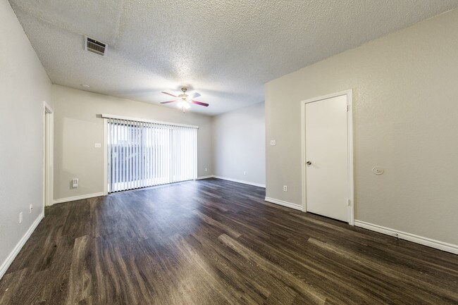 Foto del edificio - Three Villas Apartments - North Loop