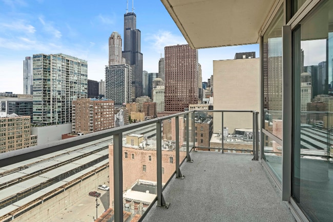 Building Photo - 725 S Clark St