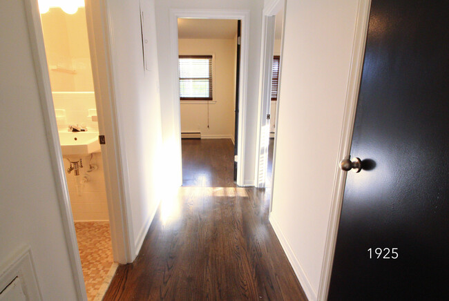 Building Photo - Awesome 2BR/1Bathroom Apartment in popular...