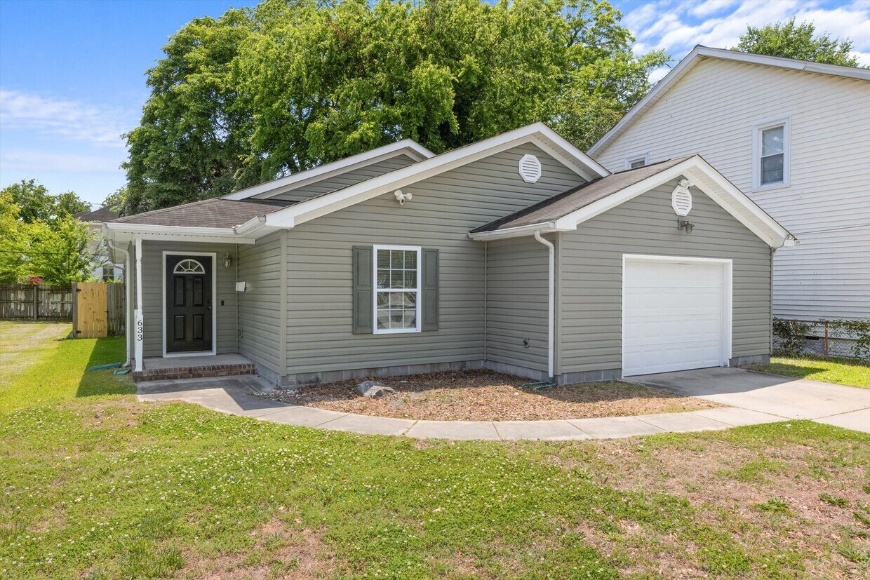 Foto principal - Stylish 3BR/2BA Single-Level Living in Nor...
