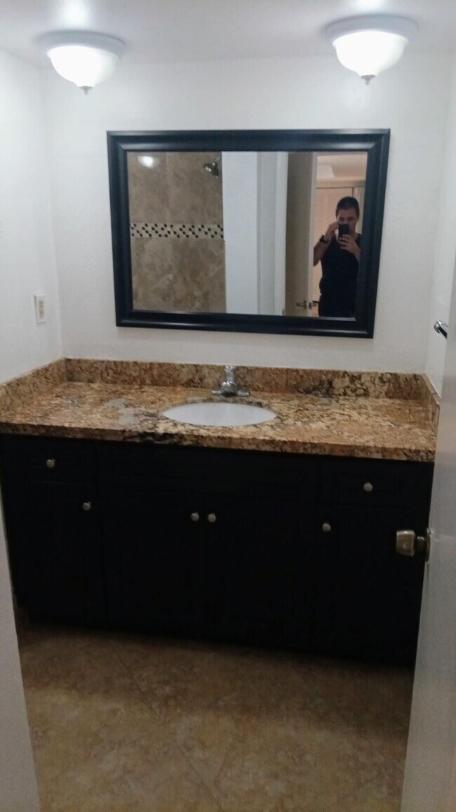 Foto del edificio - 3550 Blue Lake Dr
