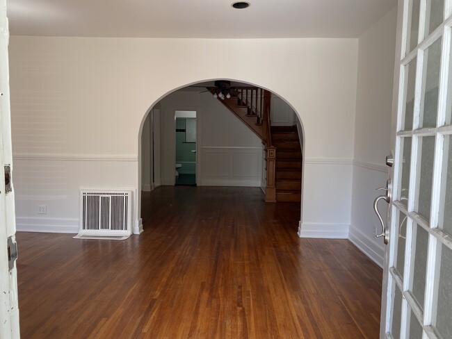 Entry to living room - 1015 N Gardner St