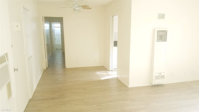 Foto del edificio - 1557 N Alexandria Ave