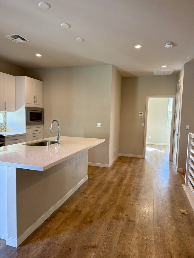 Foto del edificio - 489 McClatchy Way