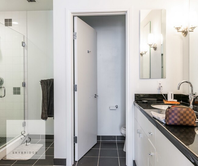 Foto del edificio - "Luxurious 2-Bedroom Furnished Condo with Scenic Views & Pool at 1100 Wilshire!"