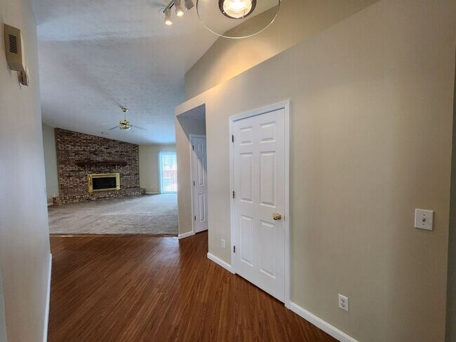 Foto del edificio - East Side Home Just Blocks From Baeslers And Meadows Shopping Center