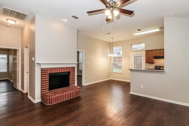 Foto del edificio - 4901 Fox Ridge Ln