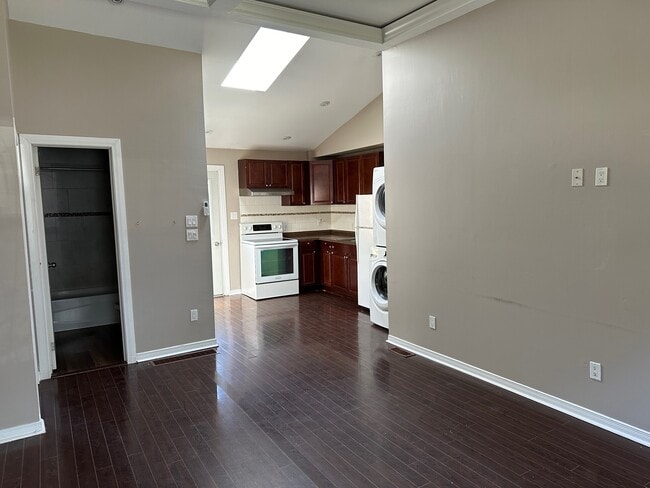 Building Photo - COZY 2-BEDROOM HOME FOR RENT IN WHITBY