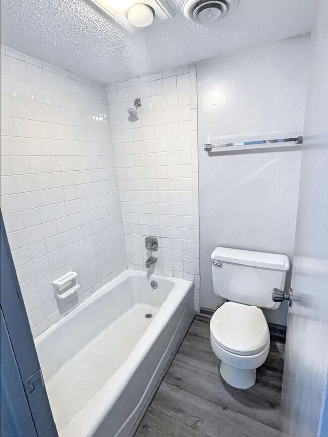 Building Photo - Lovely 3-Bedroom Townhome with Prime Locat...