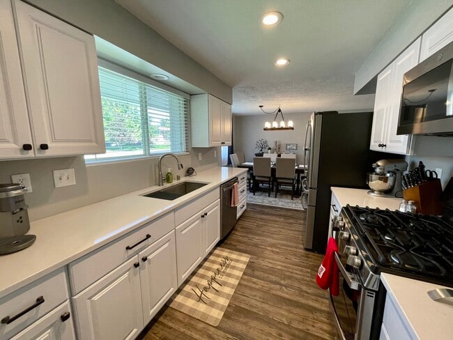 Building Photo - 2474 S Fairway Dr