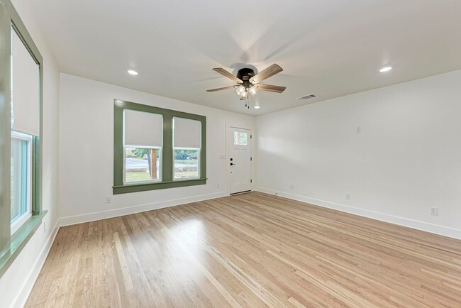 Foto del edificio - Stunning 3/2.5 with Office in West Lampasas