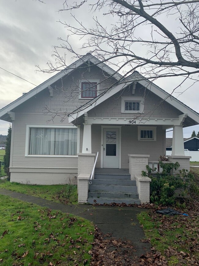 Building Photo - 904 Fairview Dr