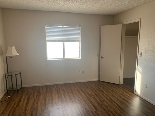 Building Photo - Three Bedroom Condo!