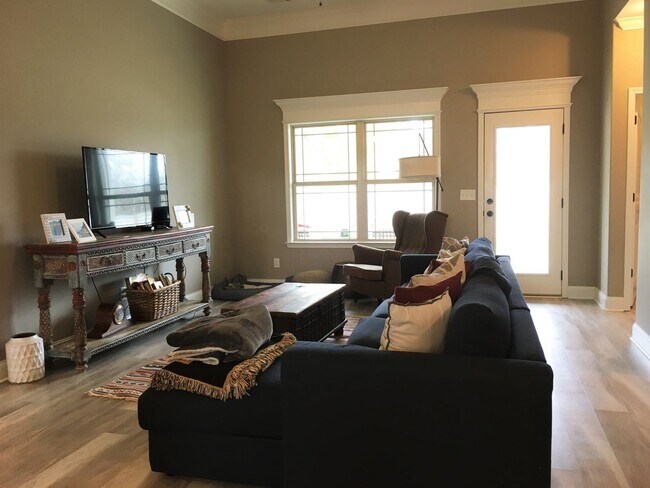 Building Photo - Beautiful Home in Hilltop School Zone