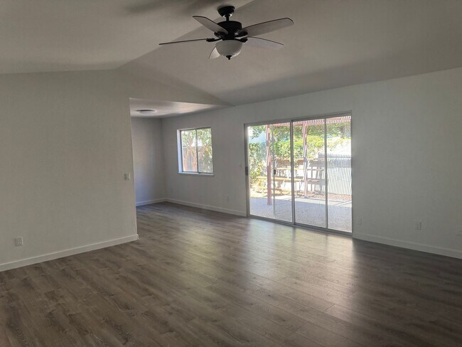 Foto del edificio - Home for Rent in South Sacramento