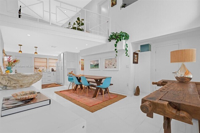 Building Photo - 6865 Bay Dr