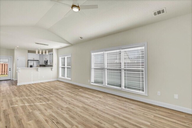 Foto del edificio - Completely Renovated 4 Bed/2 Bath in White...