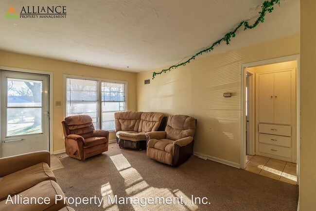 Building Photo - 4 br, 2 bath Room For Rent - 1515 Harry Rd