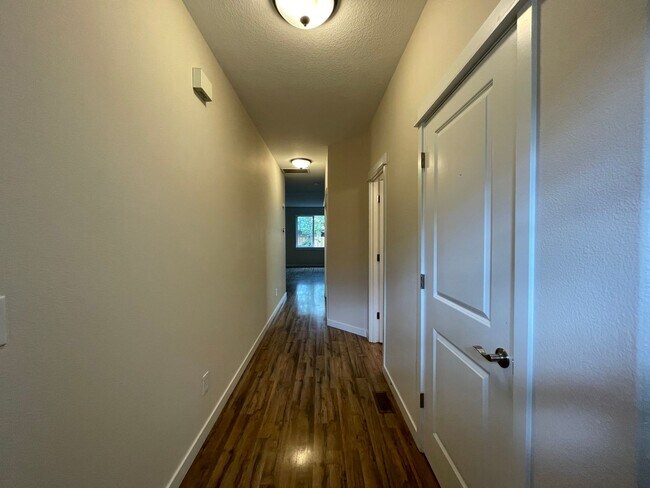 Building Photo - 4Bd/3Ba Traditional Hillsboro Home in the ...
