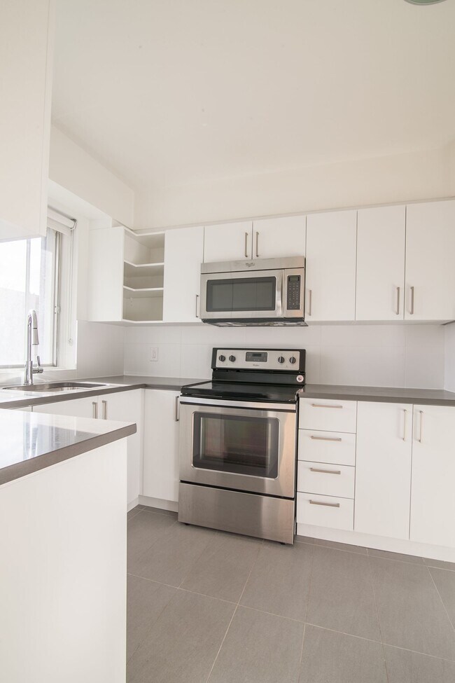 Building Photo - 4555 Av. Bonavista