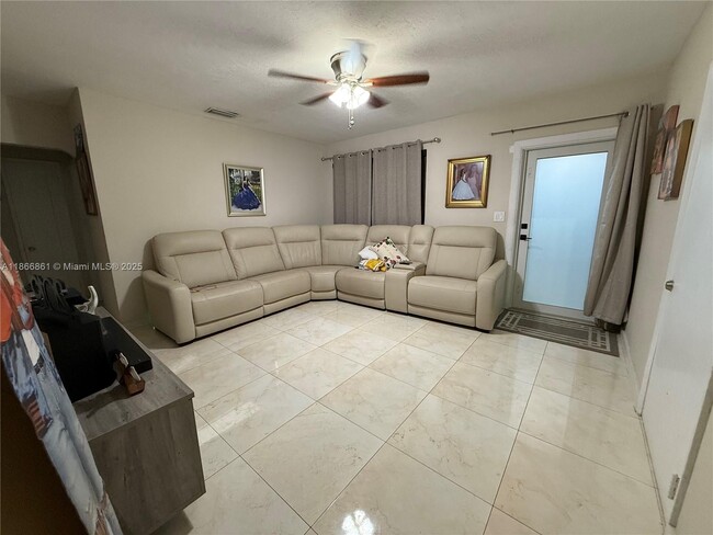 Foto del edificio - 3889 NW 4th St