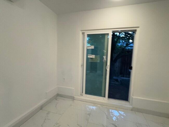 Foto del edificio - 6550 Hanna Ave