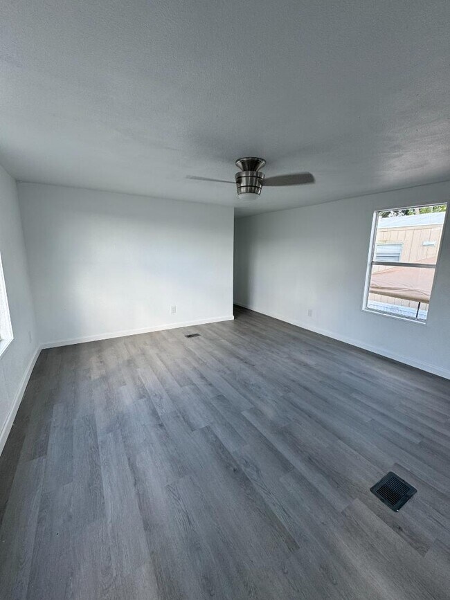 Foto del edificio - 2111 W Austin St