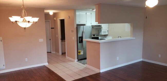 Foto del edificio - 136 Commons Dr