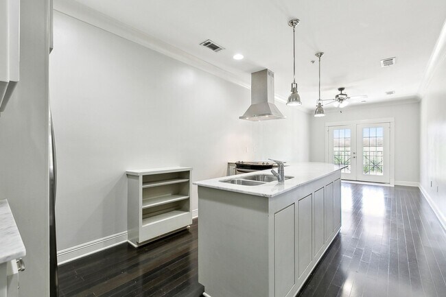 Foto del edificio - Perkins Palms Condominiums - 1 Bedroom Available Now