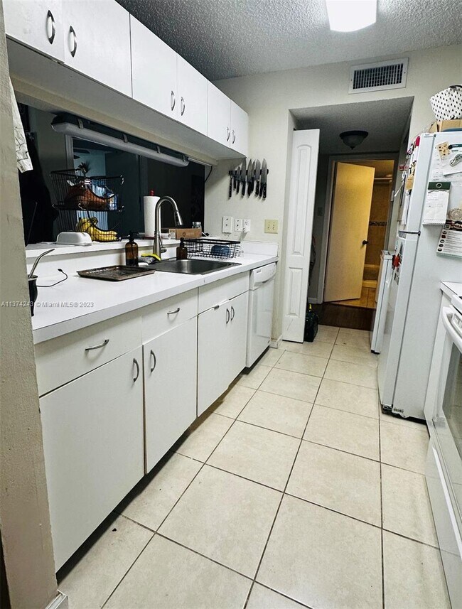 Building Photo - 10630 SW 157th Ct
