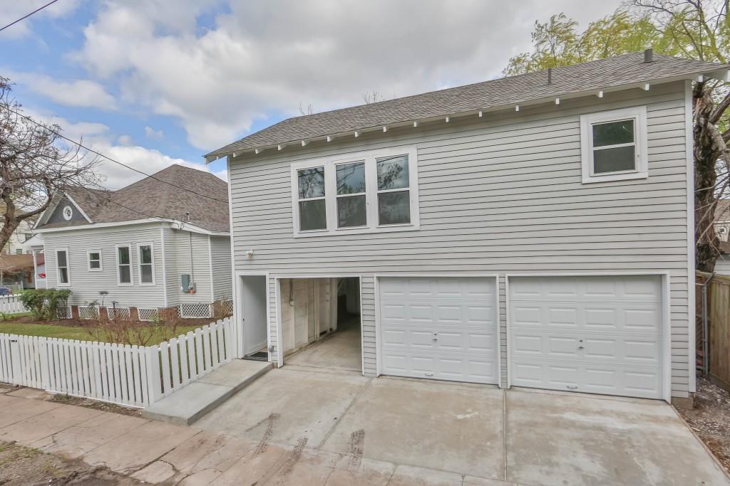 Private garage space with laundry - 1712 Sabine St