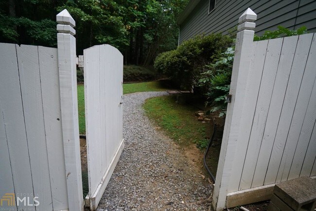 Building Photo - 1175 Pine Grove Pointe Dr