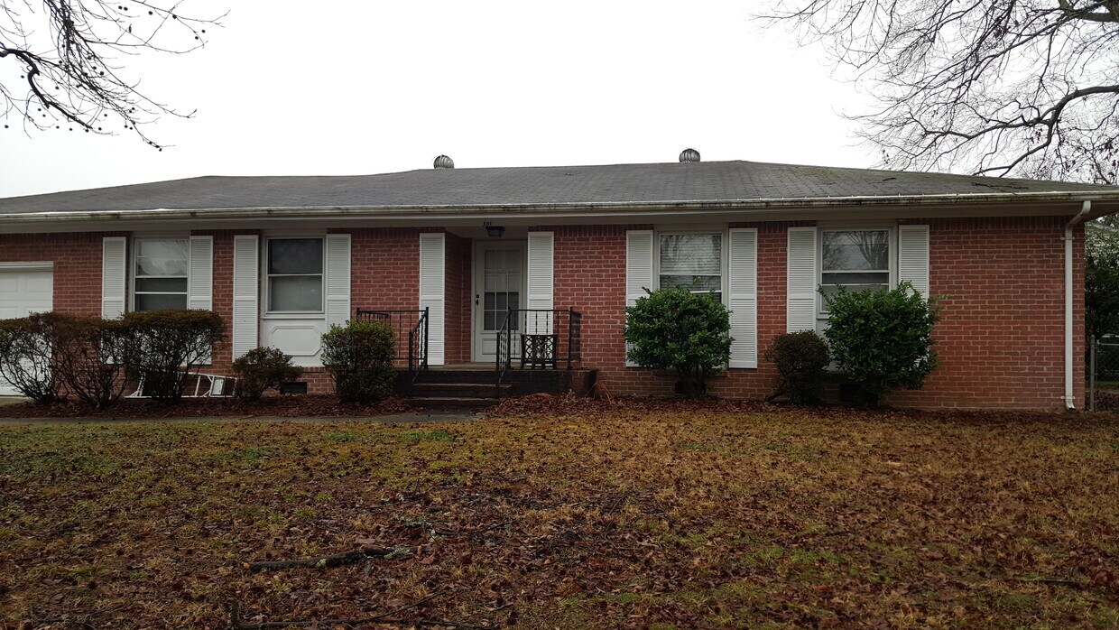 Building Photo - 301 Meadow Creek Dr